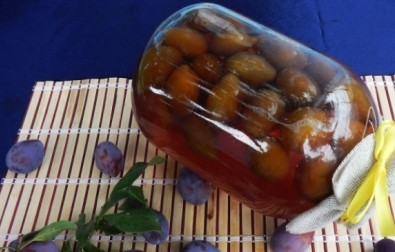 1. Этап. Компот из слив без стерилизации: Переворачиваем банку и укутываем одеялом до утра. Утром приоткройте одеяло, чтобы банка полностью остыла.