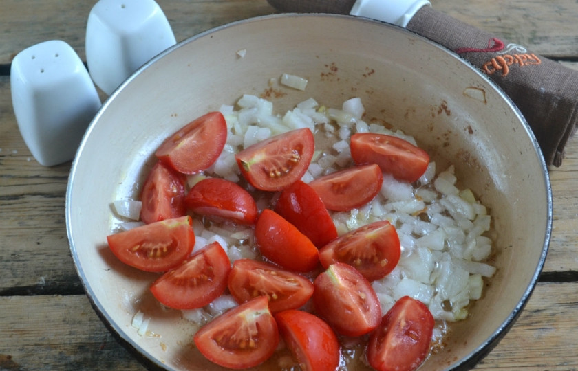 1. Этап. Каннеллони с фаршем под томатным соусом: Для соуса поджарьте мелко порубленную луковицу вместе с измельченными помидорами.