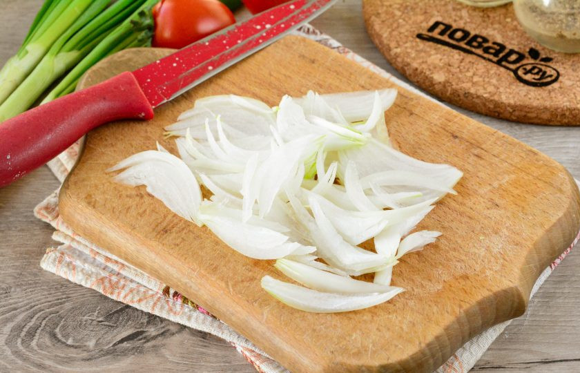 1. Этап. Салат Белое и красное: Почищенный репчатый лук нарежьте полукольцами для салата.