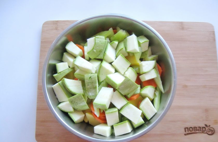 1. Этап. Картофель с колбасками в духовке: Кабачок помойте и нарежьте кубиками.