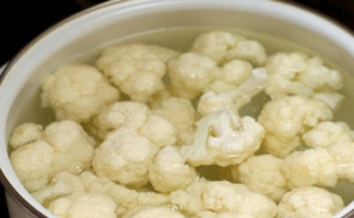 1. Этап. Цветная капуста на зиму в томате: Капусту отварить 5 минут в кипящей воде.