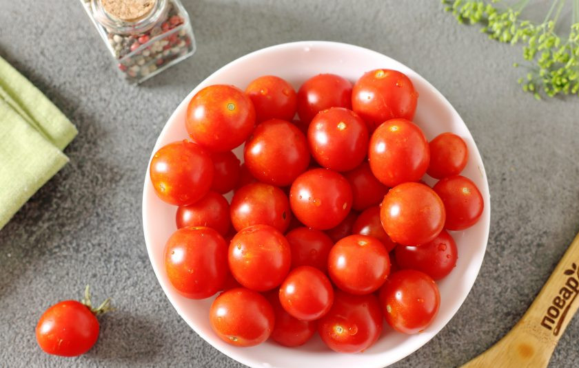 1. Этап. Ассорти из помидоров и кабачков на зиму: Помидоры промойте, удалите хвостики и обсушите.