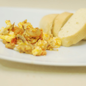 Омлет с шампиньонами и помидорами