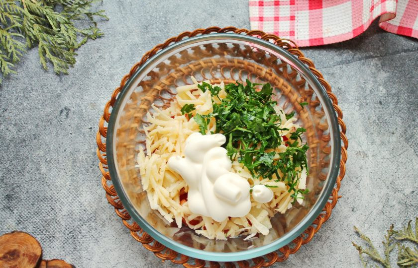 1. Этап. Салат с помидорами, ананасом и сыром: Добавьте измельченную зелень, заправьте майонезом и перемешайте. Разложите салат порционно и сразу подавайте к столу.