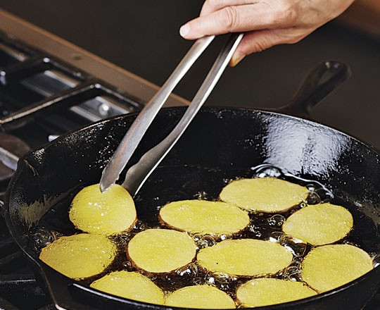 1. Этап. Мусака с баклажанами и картофелем: 4. Картофель вымойте, очистите (молодой можно оставить в кожуре) и обсушите. Нарежьте тонкими ломтиками. Разогрейте на сковороде оливковое масло и обжарьте на сильном огне картофель до румяности с двух сторон. Также можно в рецепт приготовления мусаки использовать картофельное пюре.