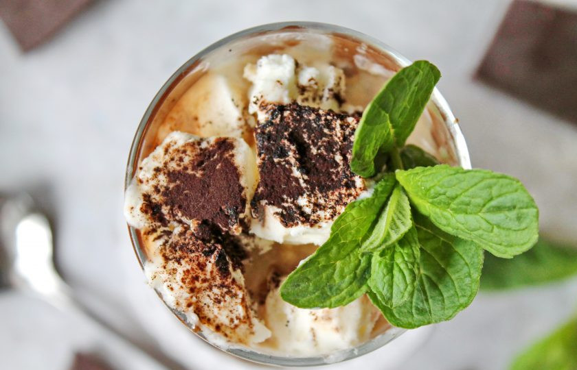 1. Этап. Десерт Горячее холодное: Выложите сверху шарик или кусочки мороженого, посыпьте какао порошком и сразу подайте десерт к столу.