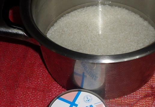 1. Этап. Закуска из риса А-ля Онигири: В кастрюлю с промытым рисом добавляем 450 мл чистой воды. Кастрюлю ставим на огонь.