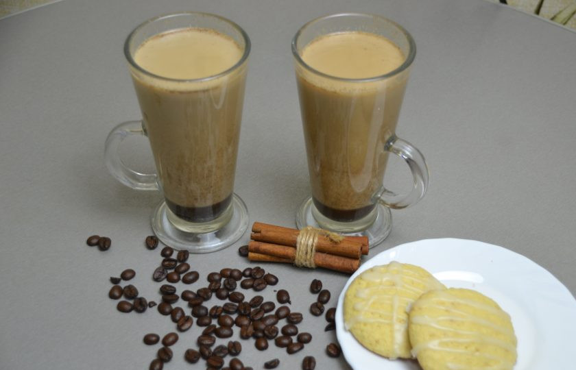 1. Этап. Кофе Масала: Затем влейте прогретое молоко с сахаром. Кофе получился необыкновенным, ароматным, пряным, пикантными и слегка острым, то что надо холодным зимним утром!