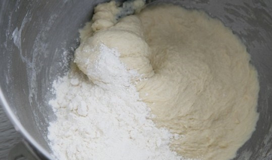 1. Этап. Вареники со сливами: Замесить тесто.