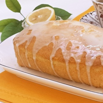 1. Этап. Глазированный лимонный пирог: Для глазури просто смешайте сахарную пудру с соком лимона (добавляя последний частями) до получения однородной массы. Намажьте или полейте остывший пирог, позволяя ему стечь по бокам.
