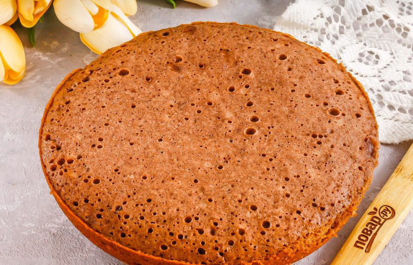 1. Этап. Шоколадный торт с клубничным муссом: Извлеките и остудите бисквит примерно 1 час.