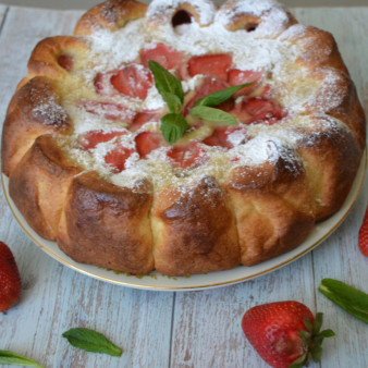 Дрожжевой пирог с клубникой