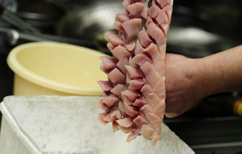 1. Этап. Карп по-китайски: 2. Очистите рыбу, промыв филе под проточной водой. Нарежьте его острым ножом не до конца, а так, чтобы получились вот такие кубики.