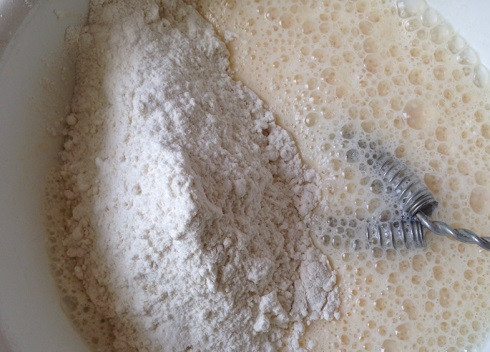 1. Этап. Блины классические на молоке: Всыпаем муку.