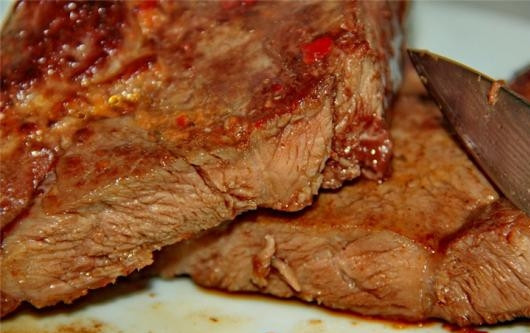 1. Этап. Мясо по-абхазски: 7. Готовое мясо можно подавать с любимым гарниром или свежими овощами. Также можно приготовить соус к мясу, который дополнит его вкус.