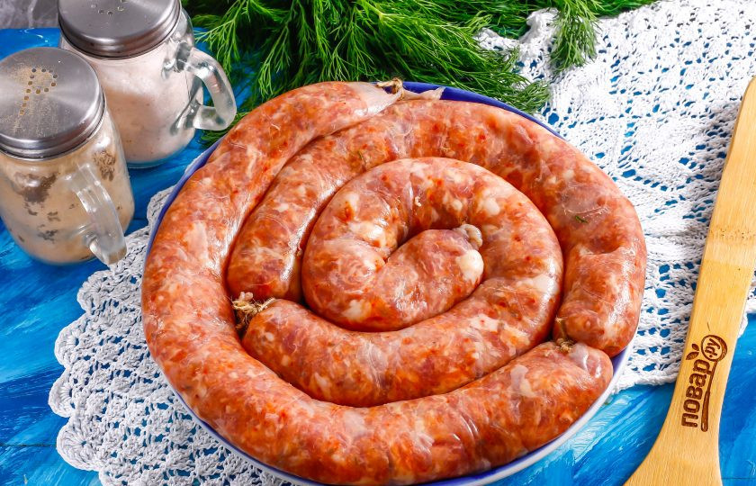 1. Этап. Сальсичча: Завяжите и конец кишки нитью или шпагатом. Поместите сальсиччу на 6 часов в холодильник, чтобы фарш улегся. Затем пробейте все воздушные пазы иголкой и выпустите воздух из изделия.