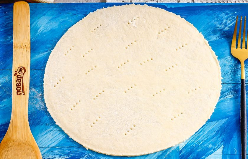 1. Этап. Торт Наполеон с безе: Разделите тесто на равные части и раскатайте их в тонкие пласты. Обрежьте пласты по тарелке и наколите их вилкой, чтобы они не вздулись при выпекании. Разогрейте духовку до 200 градусов и испеките все коржи по 7-10 минут до румяности.