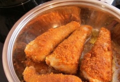 1. Этап. Фаршированный окорок куриный: Обваливаем окорочок в панировке и кладем в раскаленное растительное масло. Жарим с обеих сторон, пока корочка не приобретет золотистый цвет.