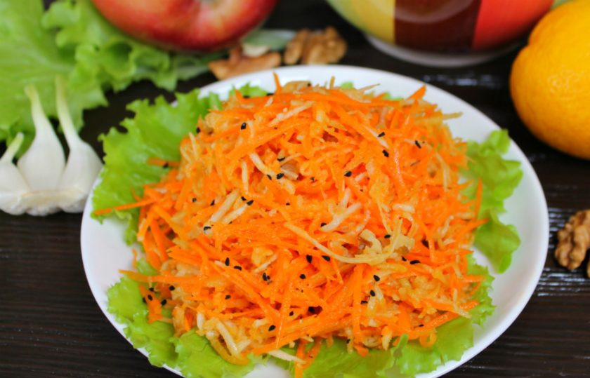 1. Этап. Салат Молодость: Листья выкладываем на тарелку и сверху насыпаем салат. Готово. Приятного аппетита!