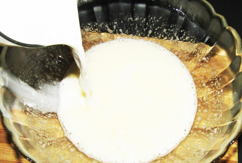 1. Этап. Молочный кекс в мультиварке: 2. Молоко подогреваю до комнатной температуры и вливаю к яйцам.