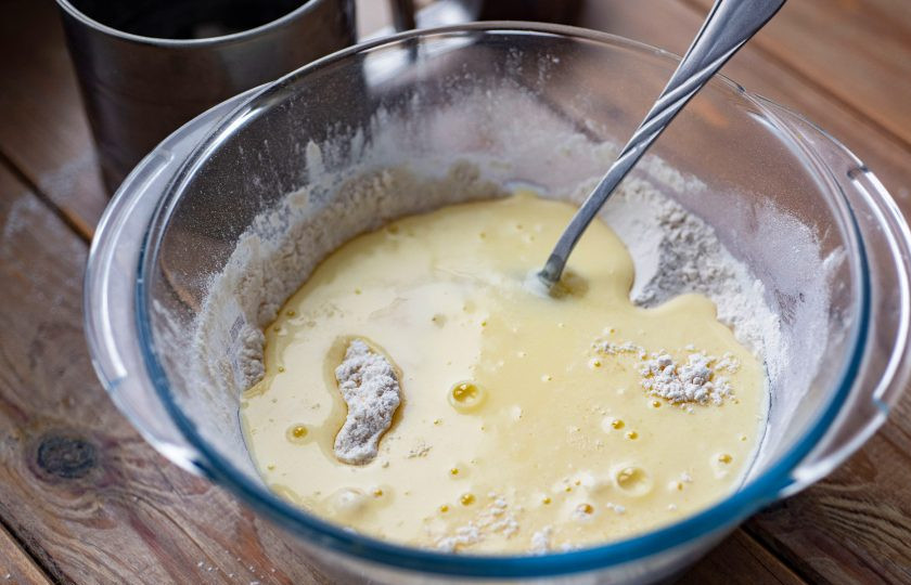 1. Этап. Хворост в духовке на кефире: К сухим ингредиентам залейте жидкую смесь.