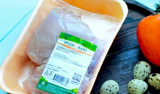 1. Этап. Теплый салат из индейки с хурмой: Орешки подрумянить на сухой сковороде, отложить. Отварить яйца в течение 4 минут после закипания, остудить, очистить, нарезать половинками. Хурму нарезать на 10-12 сегментов, удалить косточки.