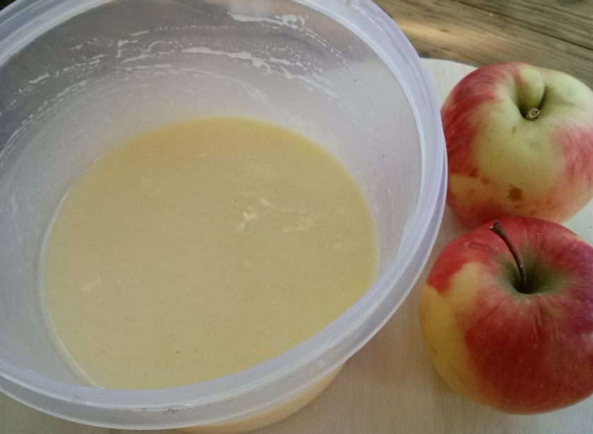 1. Этап. Яблочный пирог со сметанной заливкой (очень вкусный): Для сметанной заливки смешайте сметану, сахар, ванильный сахар, яйцо и 2 ст.л. муки