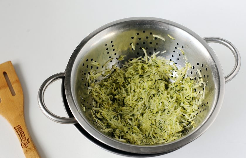 1. Этап. Диетические манты: Кабачок натрите на мелкой терке и отожмите.