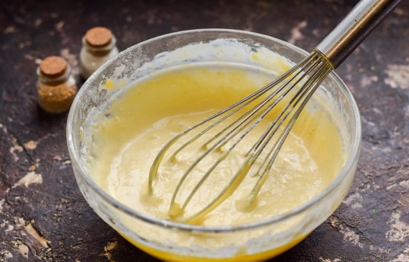 1. Этап. Пицца с грибами на сковороде: Перемешайте ингредиенты до однородного состояния.