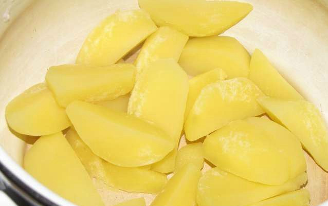 1. Этап. Салат из осьминога с картофелем: Картошку нарезаем на брусочки. Варим в крутом кипятке 15 минут. Воду из-под картофеля сливаем.