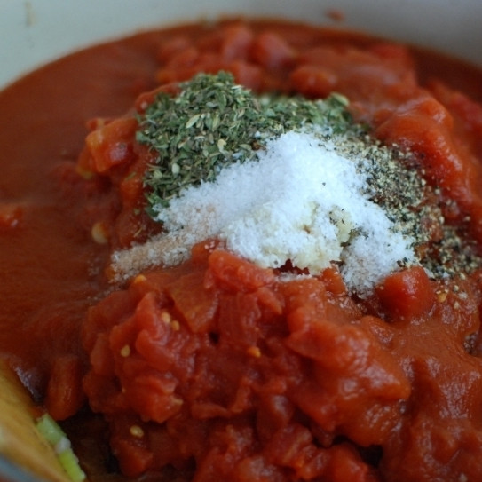 1. Этап. Густой итальянский томатный суп с макаронами и фаршем: Добавляем специи.