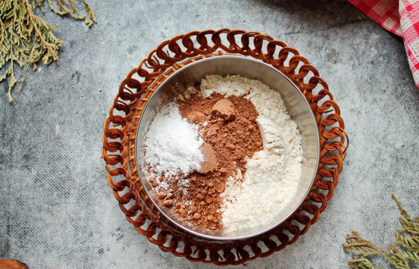 1. Этап. Печенье с кремом-чиз: В миске смешайте пшеничную муку, какао и разрыхлитель.