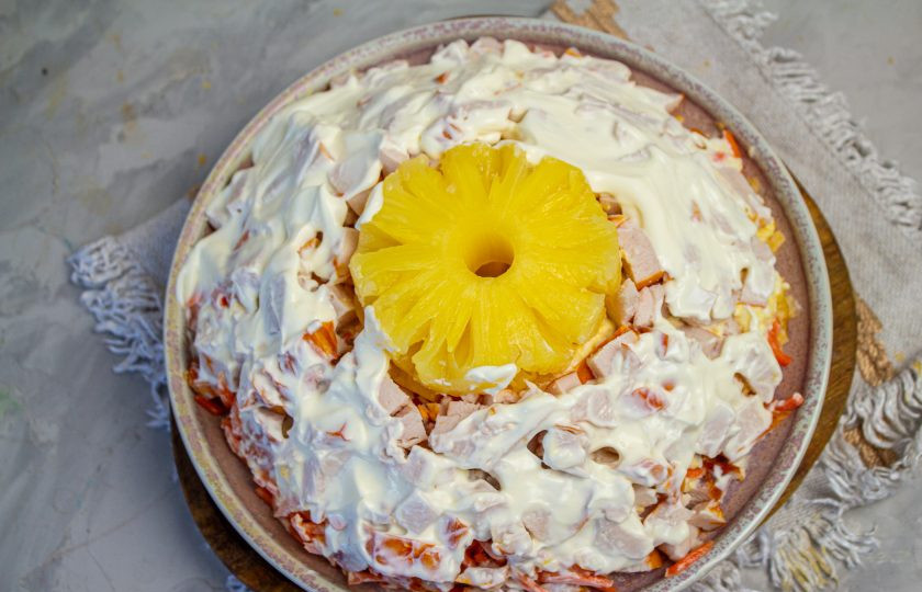 1. Этап. Салат Ананасовое кольцо: Смажьте обильно майонезом.