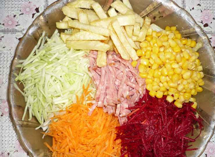 1. Этап. Салат Козел в огороде: 6. Самое время заняться заправкой. Можно использовать обычный майонез или приготовить заправку самостоятельно. Для этого необходимо смешать сметану с горчицей и мелко нарезанной зеленью. По желанию также можно добавить измельченный чеснок. Заправку лучше подавать отдельно от салата. Вот и все, салат Козел в огороде в домашних условиях практически готов. Все составляющие нужно выложить на тарелку, включая кукурузы, с которой предварительно слить жидкость. Перед подачей можно украсить свежей зеленью.