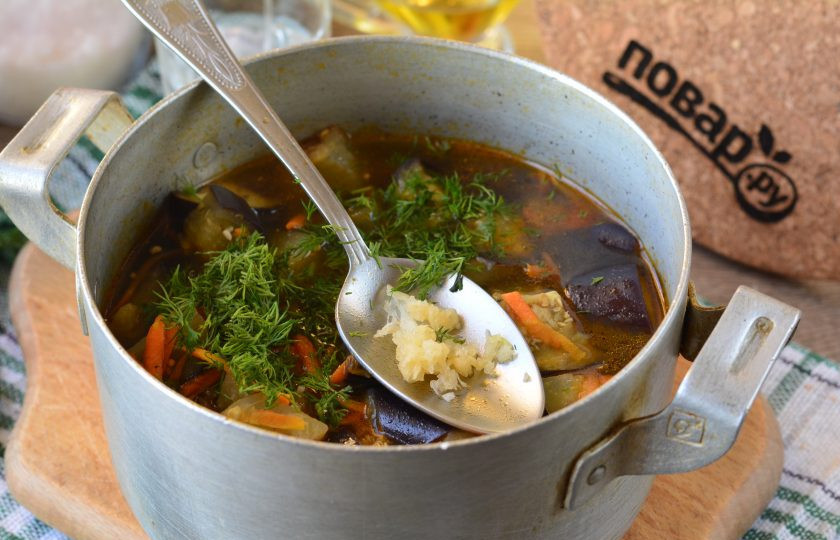 1. Этап. Баклажаны Ивасики телесики: Тушите овощи 25 минут, перемешивая. Затем добавьте пропущенный через пресс чеснок и рубленый укроп. Тушите овощи еще 5-7 минут.