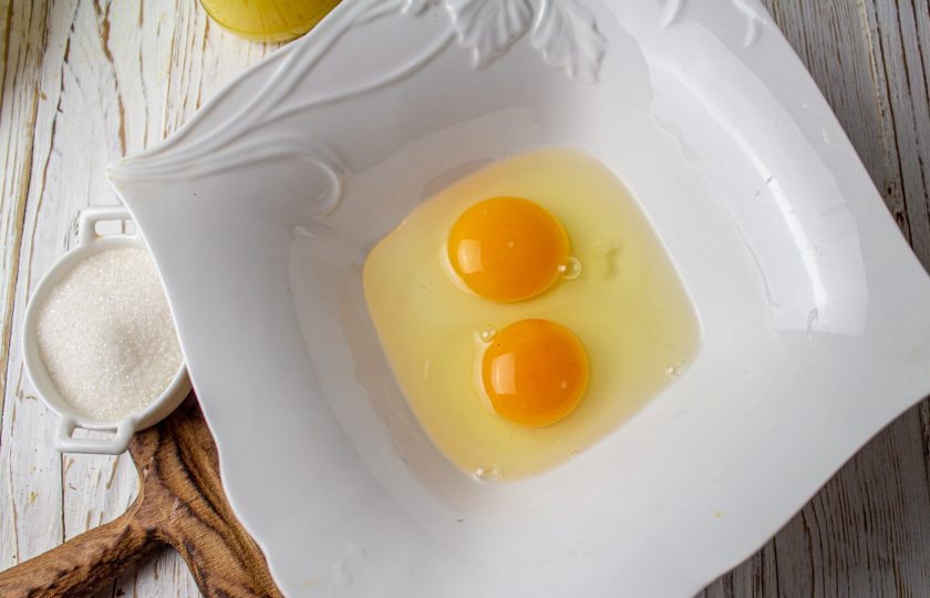 1. Этап. Миндальный пирог со сливами: Яйца взбейте венчиком с сахаром. Количество сахара регулируйте по своему вкусу.