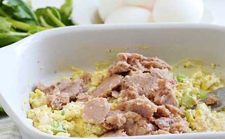 1. Этап. Салат из тунца (рецепт): 3. Хорошенько перемешиваю салат, затем выкладываю тунец, немного разминаю его вилкой и перемешиваю все составляющие.