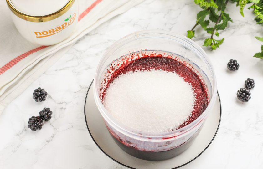 1. Этап. Ежевичная наливка: Всыпьте в ягодную массу сахар и тщательно перемешайте. Впрочем, сахар можно всыпать в уже отстоянную наливку, если вы хотите получить натуральный ягодный вкус.