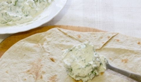 1. Этап. Лаваш с начинкой из творога и зелени: 3. Разворачиваем лаваш, хорошо промазываем его полученной массой, после чего начинаем сворачивать конвертом или рулетиком.