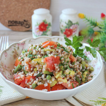 Салат с гречкой и овощами