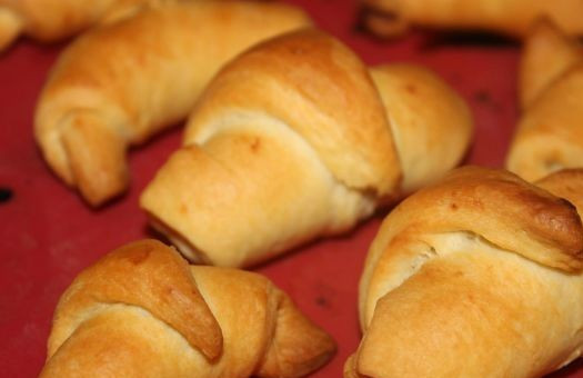 1. Этап. Дрожжевые рогалики: Выпекаем рогалики 30 минут при 160 градусах. Перед подачей на стол посыпаем сахарной пудрой.