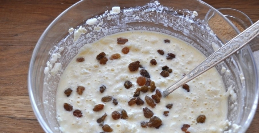 1. Этап. Творожная запеканка с рисом в духовке: 3. Промытый и замоченный в горячей воде изюм достаньте и положите в смесь творога с рисом. Перемешайте.