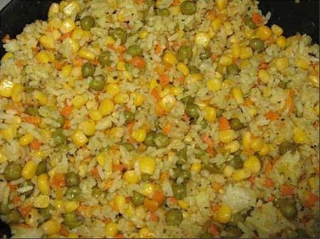 1. Stage. Vegetarian rice soup: Fry the carrots in vegetable oil, add corn, peas and rice to it.