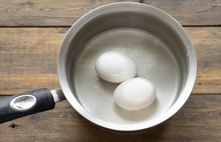 1. Этап. Теплый салат со спаржей: Сварите яйца всмятку.