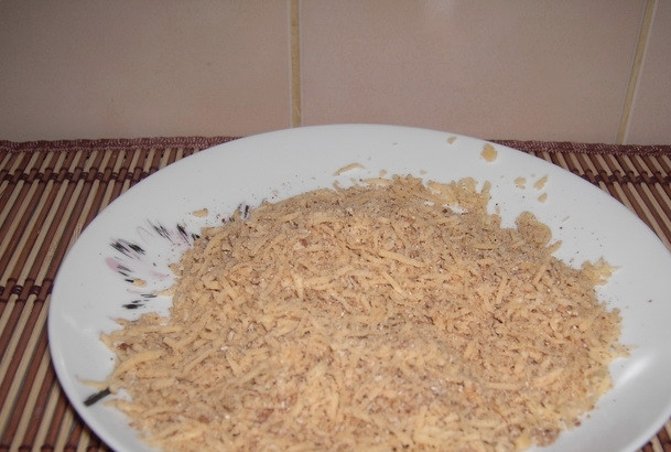 1. Этап. Макароны со свининой в духовке: В отдельной тарелочке смешаем панировачные сухари и тёртый твёрдый сыр.