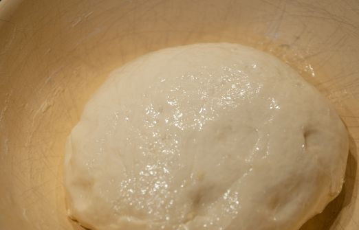 1. Этап. Фыдджын (осентинские пироги с мясом): Смазываем миску растительным маслом, выкладываем в нее тесто, его также смазываем сверху маслом. Накрываем миску полотенцем и отправляем в теплое место на полтора часа.