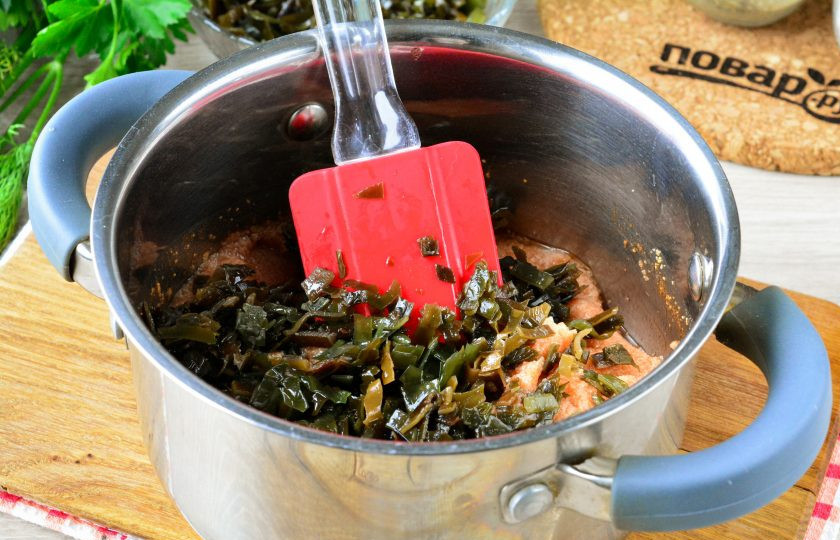1. Этап. Икра из манки и морской капусты: Всыпьте нарезанную морскую капусту к манной каше.