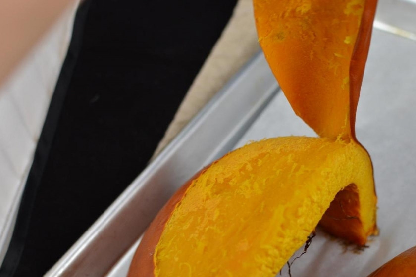 1. Этап. Пюре из тыквы: Затем снимаем с тыквы шкурку. После выпекания она снимается очень легко.