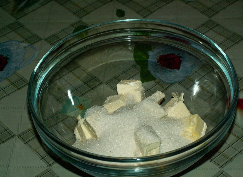 1. Этап. Творожные конвертики с сахаром: 3. Добавляем сахар и перемешиваем с маргарином.