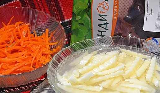 1. Этап. Теплый салат с печенью индейки: Картофель нарезать тонкими брусками.